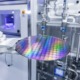 Siliciumwafer op robotarm in cleanroom. Flowbewaking in halfgeleiderproductie