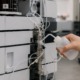 Lekkage HPLC systeem opsporen: inspectie van fittingen en capillairen in analytisch laboratoriumLekkage HPLC systeem opsporen: inspectie van fittingen en capillairen in analytisch laboratorium